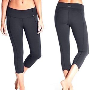 Tight Fit Heather Gray Crossover Capri Leggings